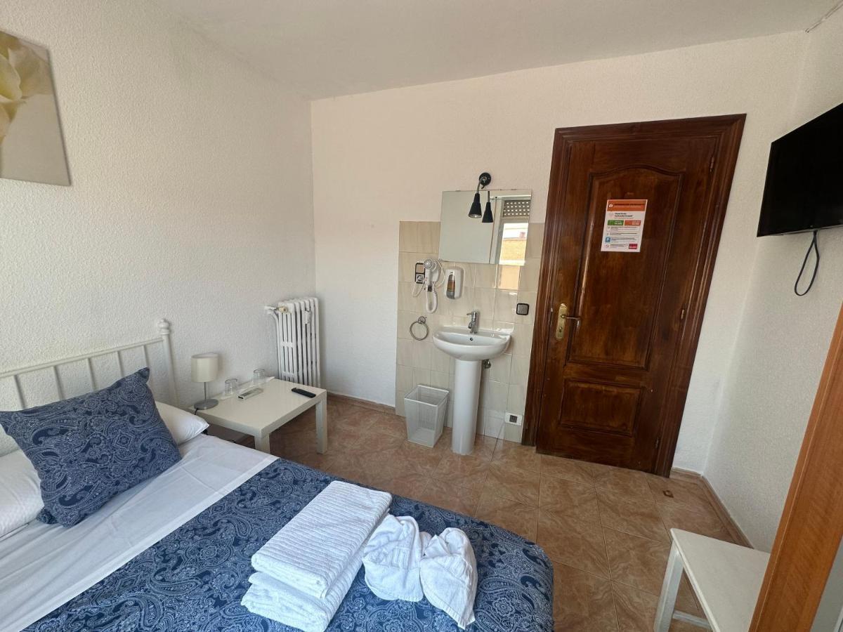 Hostal Arrate Madrid Bagian luar foto