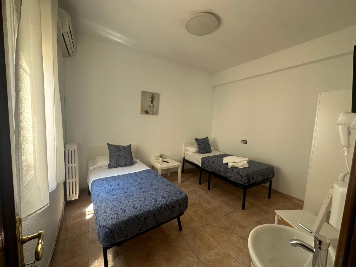 Hostal Arrate Madrid Bagian luar foto