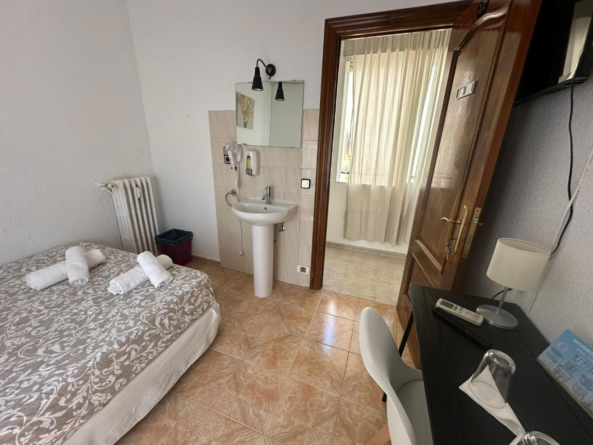 Hostal Arrate Madrid Bagian luar foto