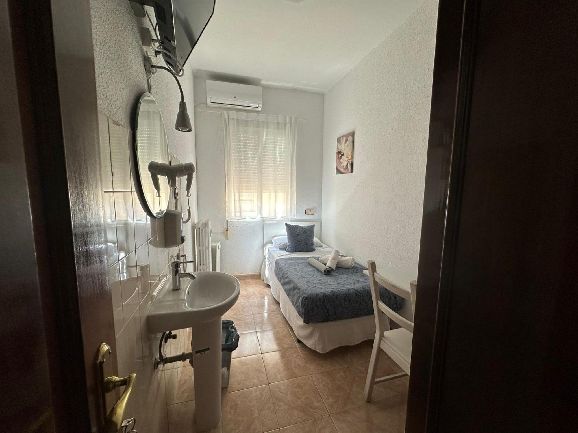 Hostal Arrate Madrid Bagian luar foto