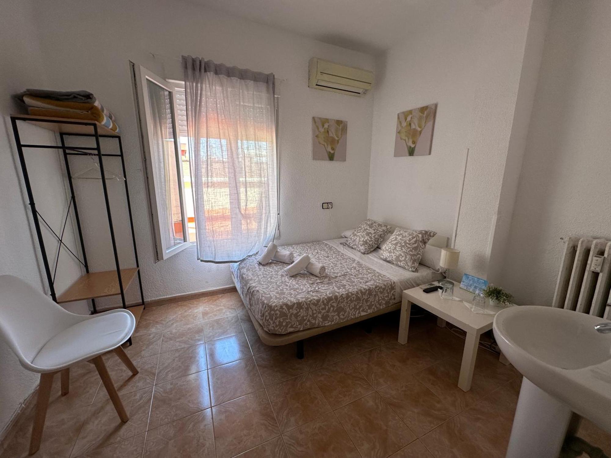 Hostal Arrate Madrid Bagian luar foto