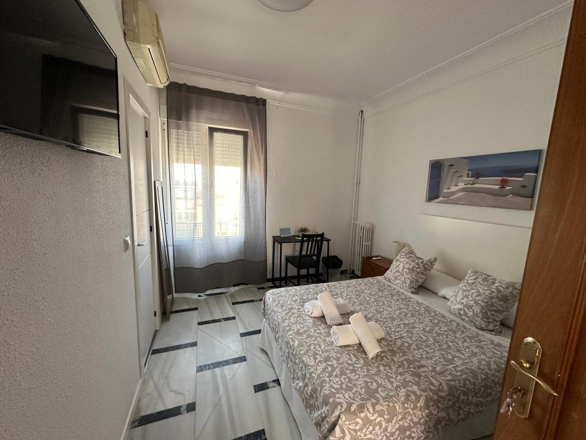 Hostal Arrate Madrid Bagian luar foto