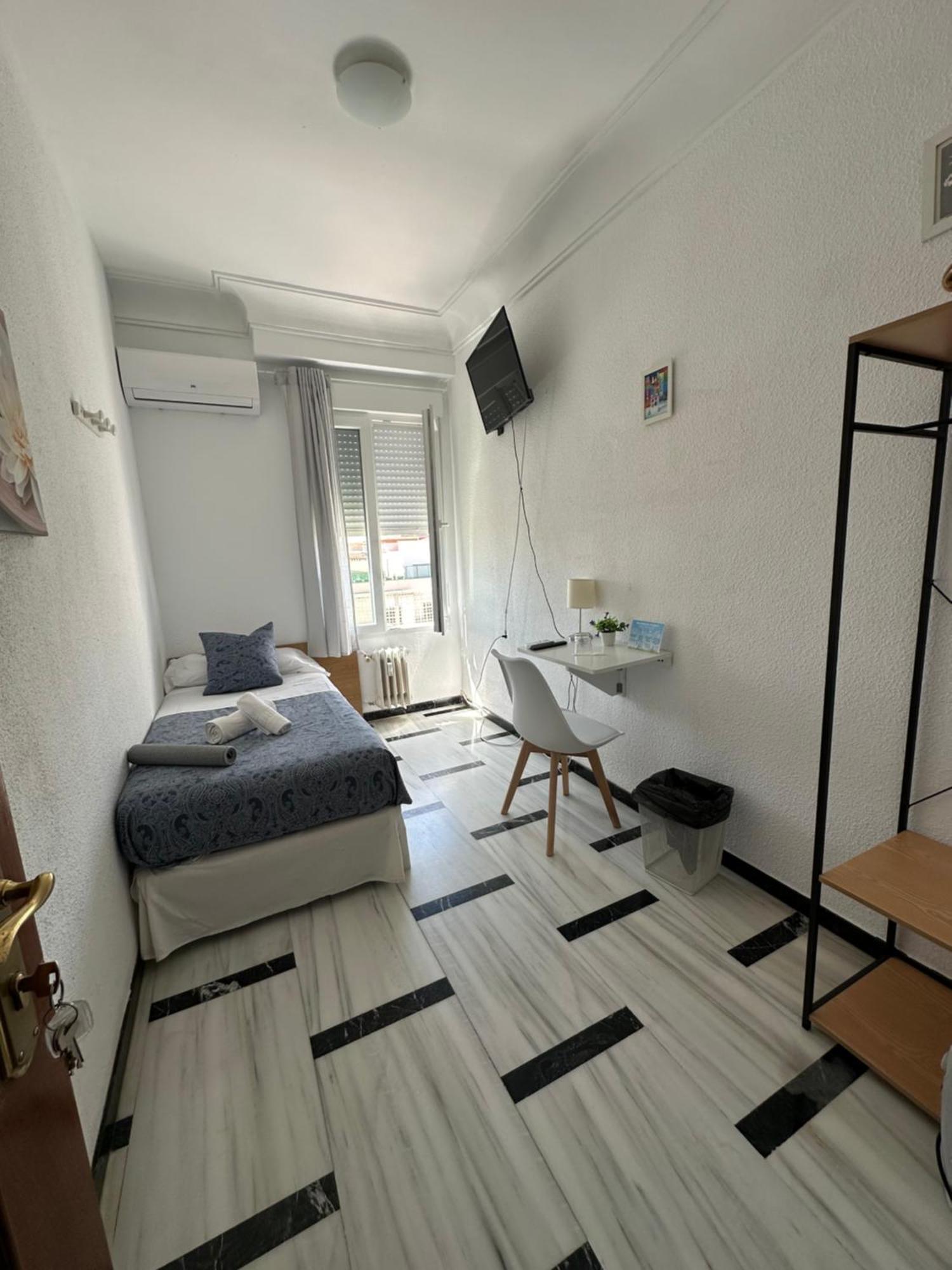 Hostal Arrate Madrid Bagian luar foto