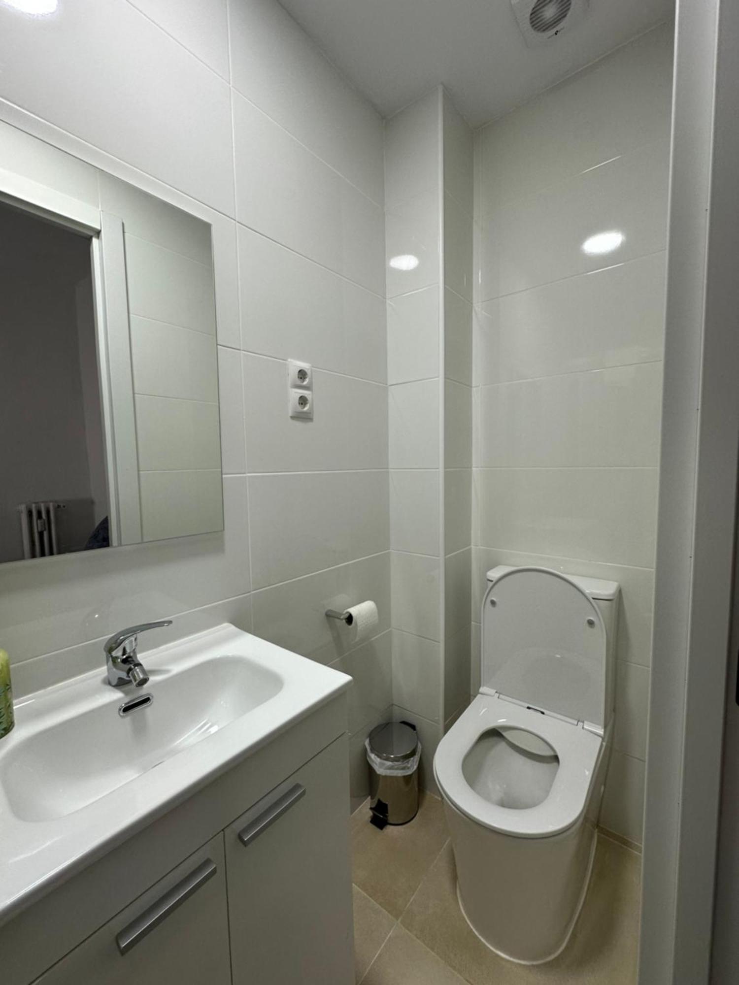 Hostal Arrate Madrid Bagian luar foto